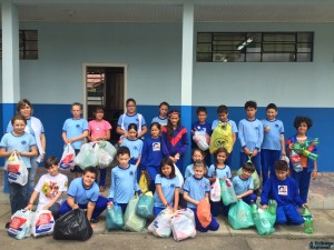 Alunos do 4º ano da Escola Lauro Moreira Montenegro recebem material reciclável da comunidade