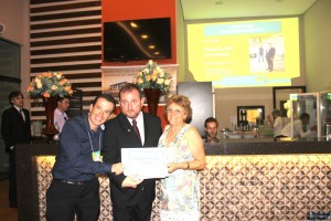 Clesio Thiago e Suzana Gorniski recebendo a premiação pelo Projeto Gráfico.
