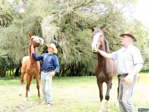 Bing e Arildo Kaseker com os cavalos Durango e McGaiver, na Estância Esteio da Tradição.
