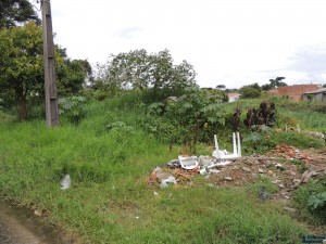 Na Cohapar, terreno da Prefeitura aguarda limpeza - enquanto isso, área vira local de descarte de materiais.