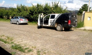 Um veículo Cruze foi abandonado pelos ladrões nas proximidades do cemitério municipal.