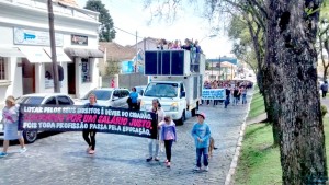 Em 2014 Professoras da Lapa foram às ruas exigir seus direitos. Caso não houvesse acordo para pagamento do reajuste em 2016, greve poderia voltar a ocorrer.