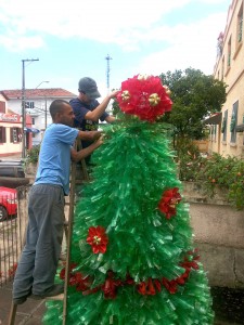 Voluntários preparam a decoração para celebrar de forma especial o Natal.