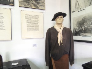 No Museu também é possível conferir as roupas usadas na época.